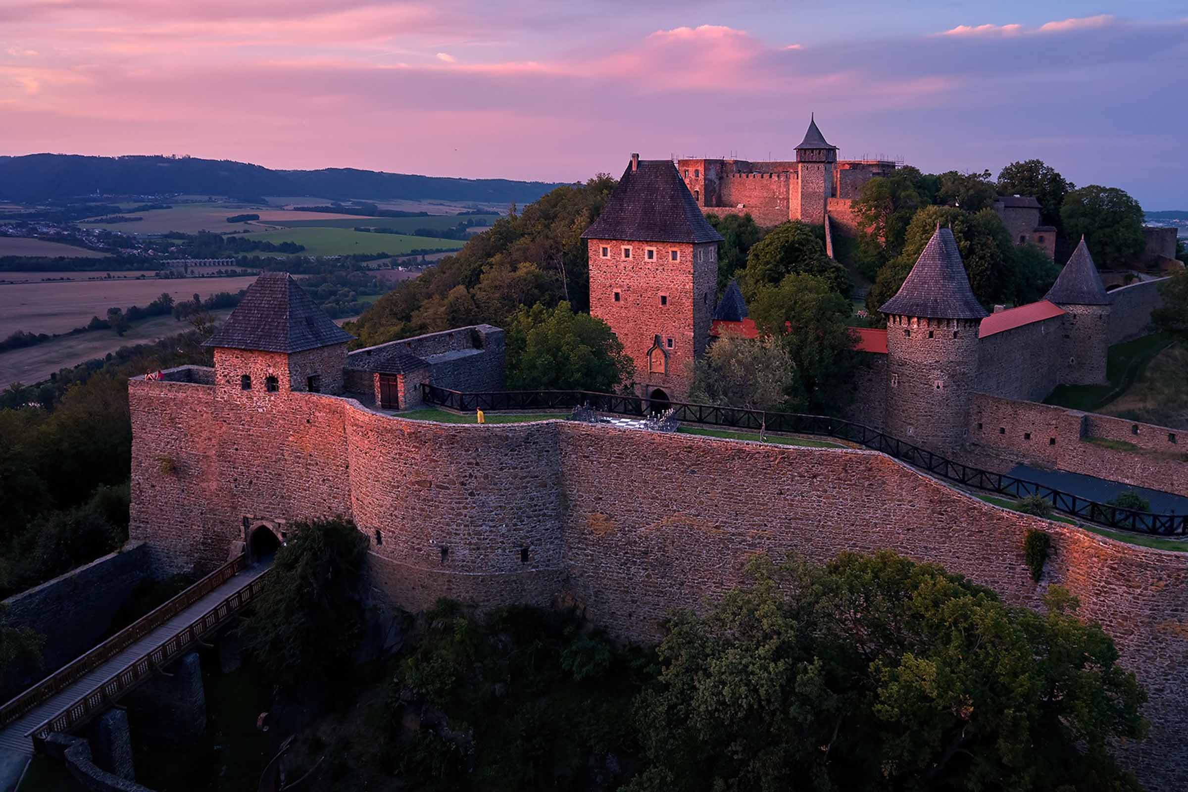 Hrad je náš chrám, ne hřiště na demoliční derby