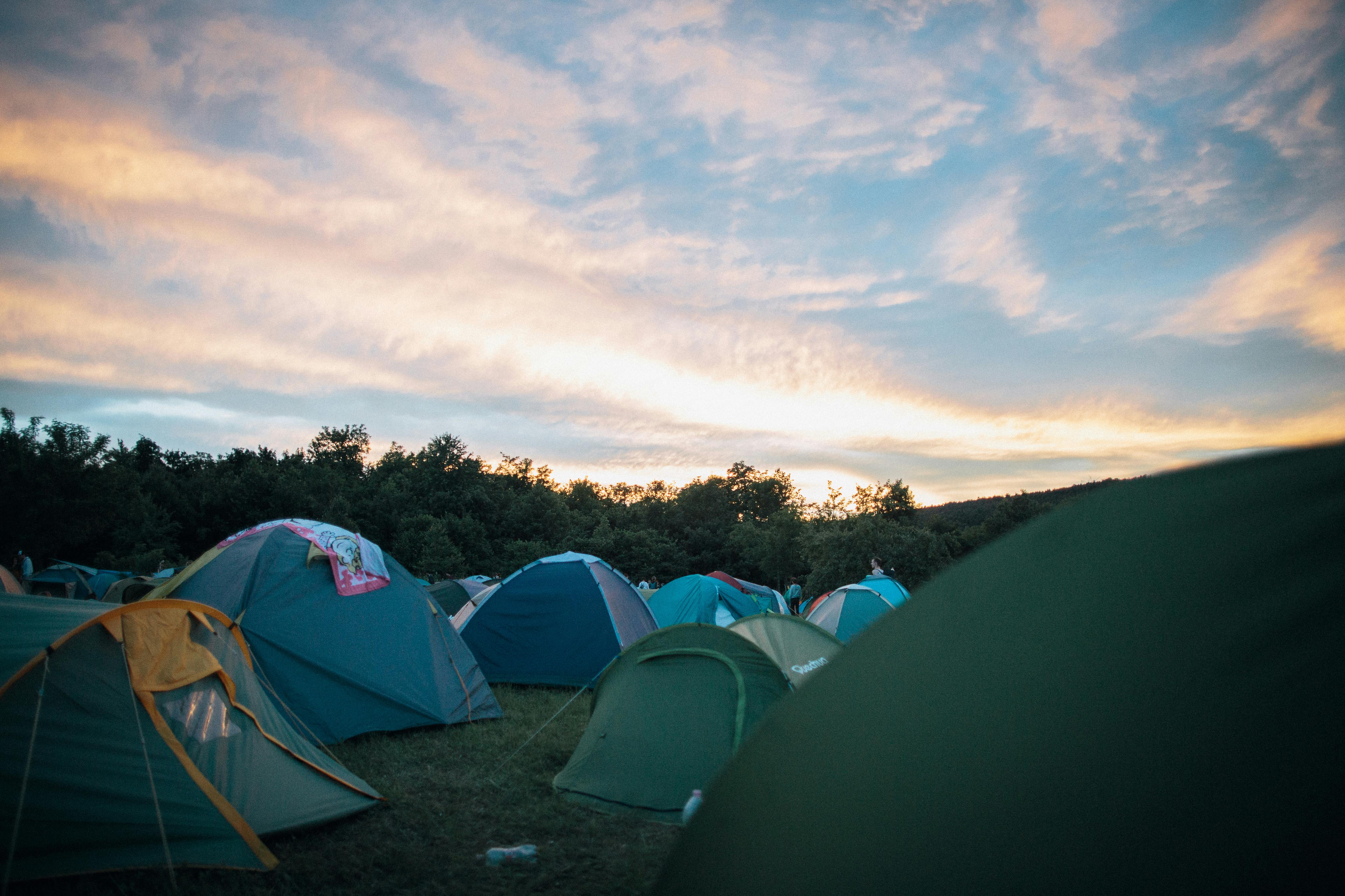 Základna pod hradbami: Kde složíte hlavu?